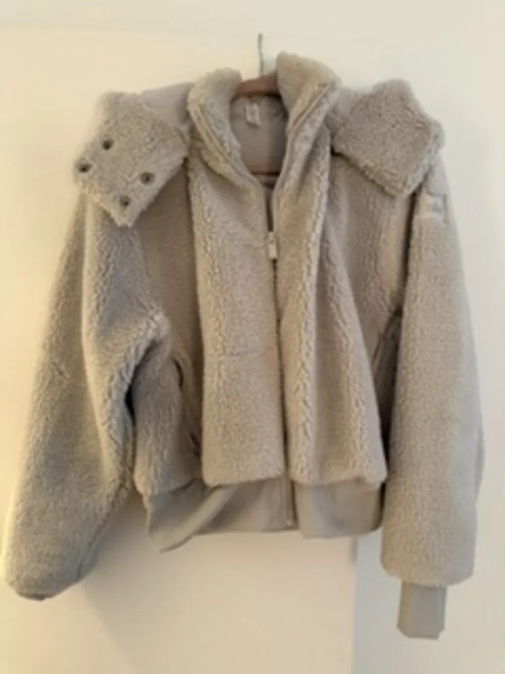 Alo Yoga Foxy Sherpa Jacket with removable hood, Gray, Medium
